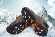 屋外の靴のチェーン氷は安全歩くことのための8つのスパイクの雪の牽引のクリートをクリートで補強します